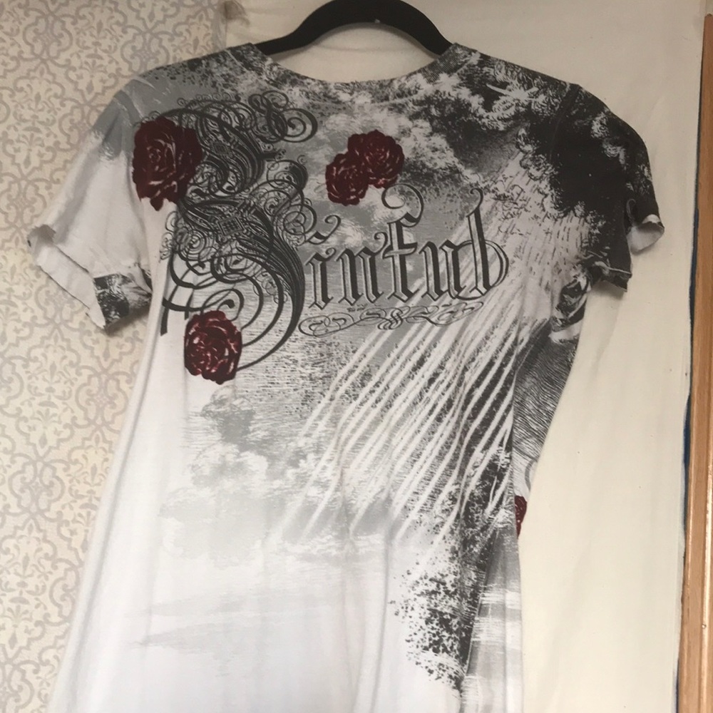 Medium Sinful t-shirt. White with red roses